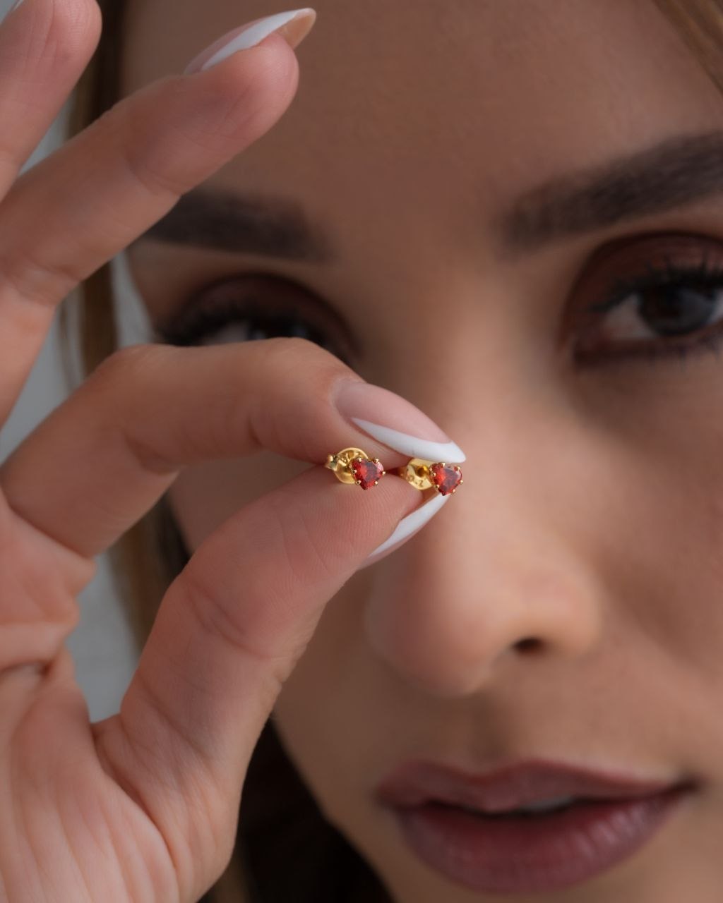 Aretes circón rojo corazón